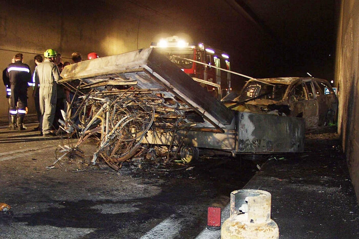 Ein Grazer Autofahrer (damals 40) kam auf die Gegenfahrbahn und prallte gegen das Auto, in dem eine sechsköpfige holländische Familie saß.