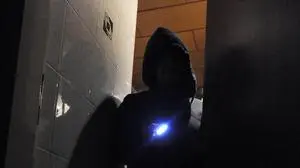 ABD0071_20190326 - WIEN - ÖSTERREICH: ++ ARCHIVBILD/THEMENBILD ++ ZU APA0239 VOM 26.3.2019 - Ein maskierter Einbrecher betritt am 19. April 2010 eine aufgebrochene Wohnung (gestellte Szene). Die niederösterreichische Polizei vermeldet einen starken Rückgang bei Dämmerungseinbrüchen. Laut der am Dienstag vorgelegten Bilanz ist die Zahl derartiger Delikte im Bundesland von 1.460 (2017/18) auf 808 (2018/19) gesunken. (ARCHIVBILD VOM 19.4.2010) - FOTO: APA/HERBERT PFARRHOFER,sujet,krimi, einbrüche, einbrecher