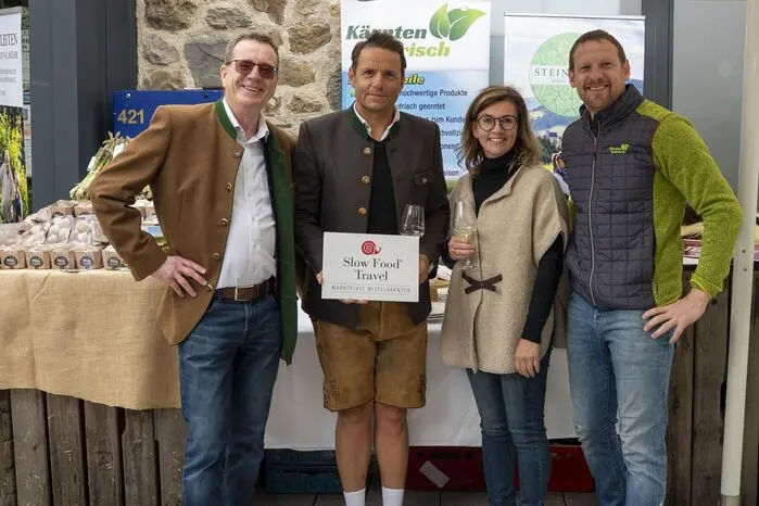 v.l. Valentin Latschen von Pfau Brennerei GmbH, Geschäftsführer und Organisator Christian Tammegger, Obfrau Romana Candussi und Rene Robitsch von Kärnten Taufrisch;