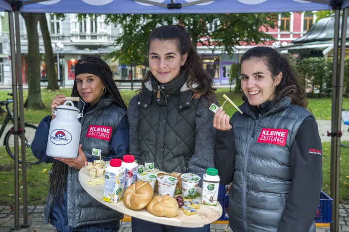 Die Radfahrer wurden mit einem Frühstück von Kärntnermilch begrüßt: Sabrina Wettel, Eva Schwabl und Sandra Smole