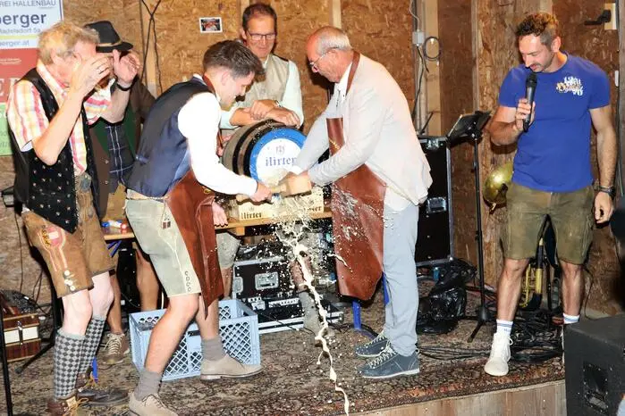 Es gab auch  einen „Hirterbieranstich“ durch Werner Kogler (Steinbruch) und Maximilian Kogler (Gemeinderat) sowie Klaus Möller (Eigentümer der Hirter Brauerei), Günter Jordan (Weinhändler) sowie Valentin Stubinger junior und Valentin Stubinger senior