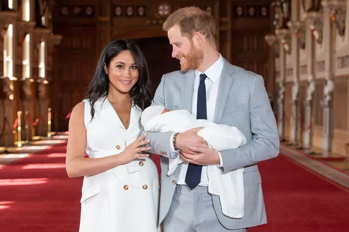Im Vergleich zu Herzogin Kate, hat sich Meghan nicht gleich nach der Geburt der Öffentlichkeit gezeigt. Lange vor der Geburt ...
