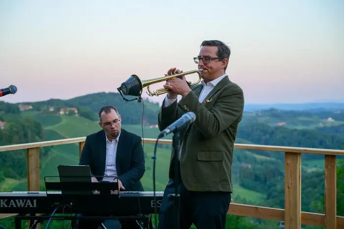 Fünf Spitzenmusiker aus vier Nationen stellten ihre Kunst im „Steinhaus Pures Leben“ an der südsteirischen Weinstraße in den Dienst der guten Sache. DJ Shocker teilte sich die Bühne mit Oberkrainer-Legende Alfi Nipič, der mit Hits wie „Čin čin po naše“ für Stimmung sorgte.