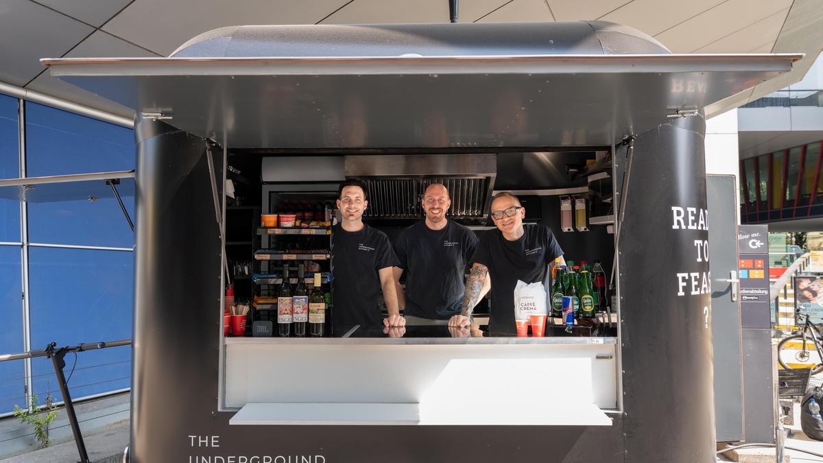 Florian Turek, Markus Gallé und Tobias Graf alias „The Underground Kitchen“ in ihrem neuen Standl bei der Uni