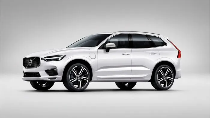 Auf den ersten Blick wirkt der Volvo XC60 von vorne bis hinten durchwegs stimmig. Athletische Linien und kurze Überhänge dominieren die Linienführung, das Design wirkt wie aus einem Guss. Gewisse Ähnlichkeiten mit dem XC90 lassen sich natürlich nicht verleugnen. Vor allem das Heck erinnert stark an die Studie 40.1, die das kommende SUV-Coupé XC40 schon grob vorweg genommen hat.