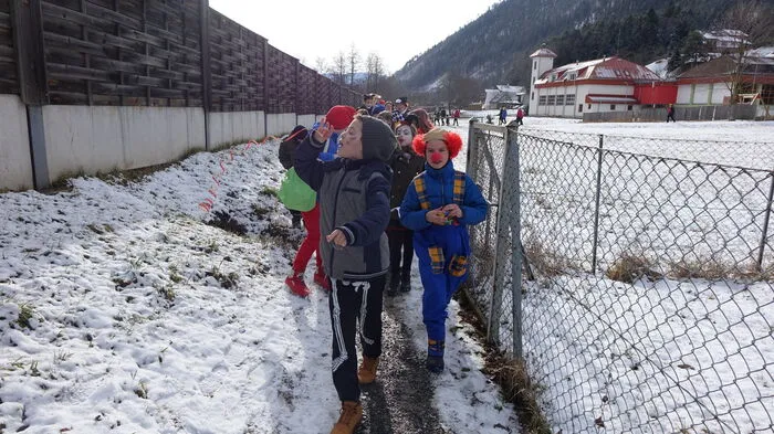 Der Umzug macht den Kindern großen Spaß.