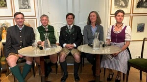 Peter Neuper, Rudolf Grill, Franz Steinegger, Karin Hochegger und Franziska Miller-Aichholzer diskutierten auf der Bühne