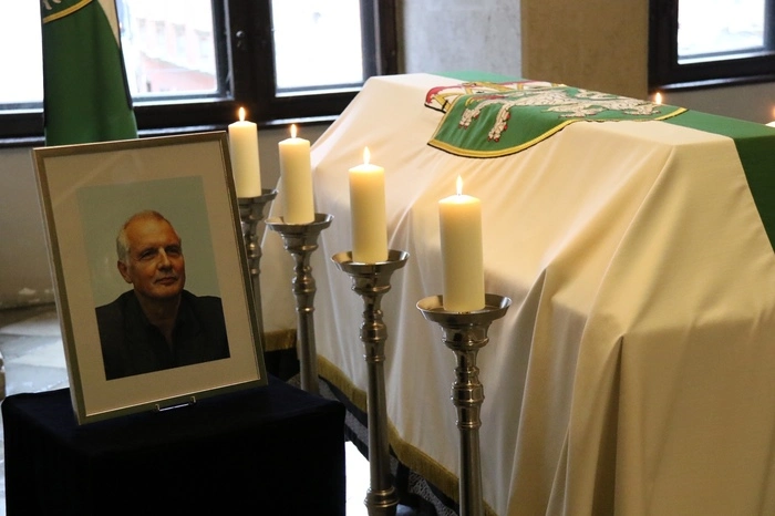 Der Sarg des früheren Landesrats Gerhard Hirschmann, der vergangene Woche überraschend gestorben ist, wurde heute im Grazer Landhaus im Steinernen Saal aufgebahrt, ehe es am Nachmittag zur Verabschiedung in die Kirche geht.
