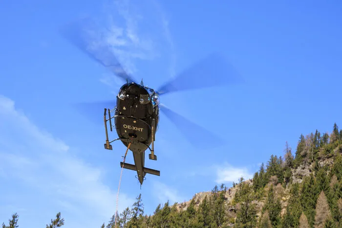 Die Bell 412 bei ihrer Arbeit am Donnerstagvormittag rund um den Riesachsee