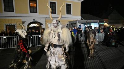 Krampusse und Teufel soweit das Auge reicht – und vereinzelt ein paar Engerl. Diese Gestalten bekam man am Samstag in Vordernberg beim 6. Krampuslauf zu Gesicht.