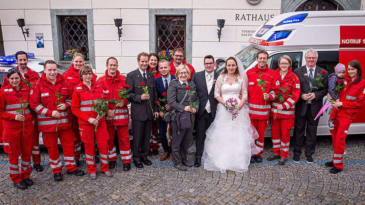 Evelyn und Markus Pichler feierten mit Rot-Kreuz-Kollegen ihre Eheschließung