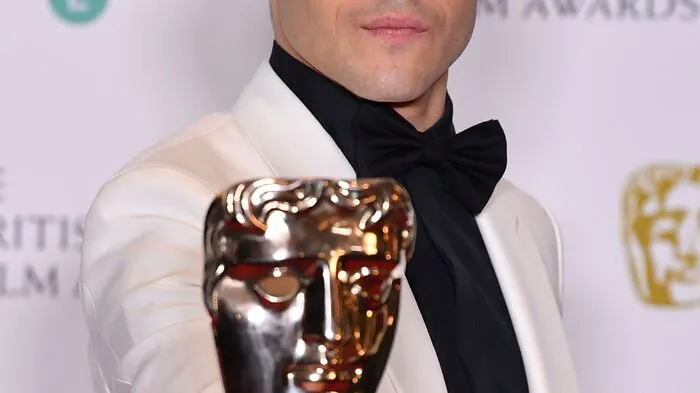 Zwei Wochen vor der Oscar-Verleihung werden in London traditionell die britischen Filmpreise Bafta verliehen: Als bester Hauptdarsteller wurde der US-Amerikaner Rami Malek ausgezeichnet. Im Musikfilm "Bohemian Rhapsody" beeindruckte der 37-Jährige als legendärer Queen-Sänger Freddie Mercury.