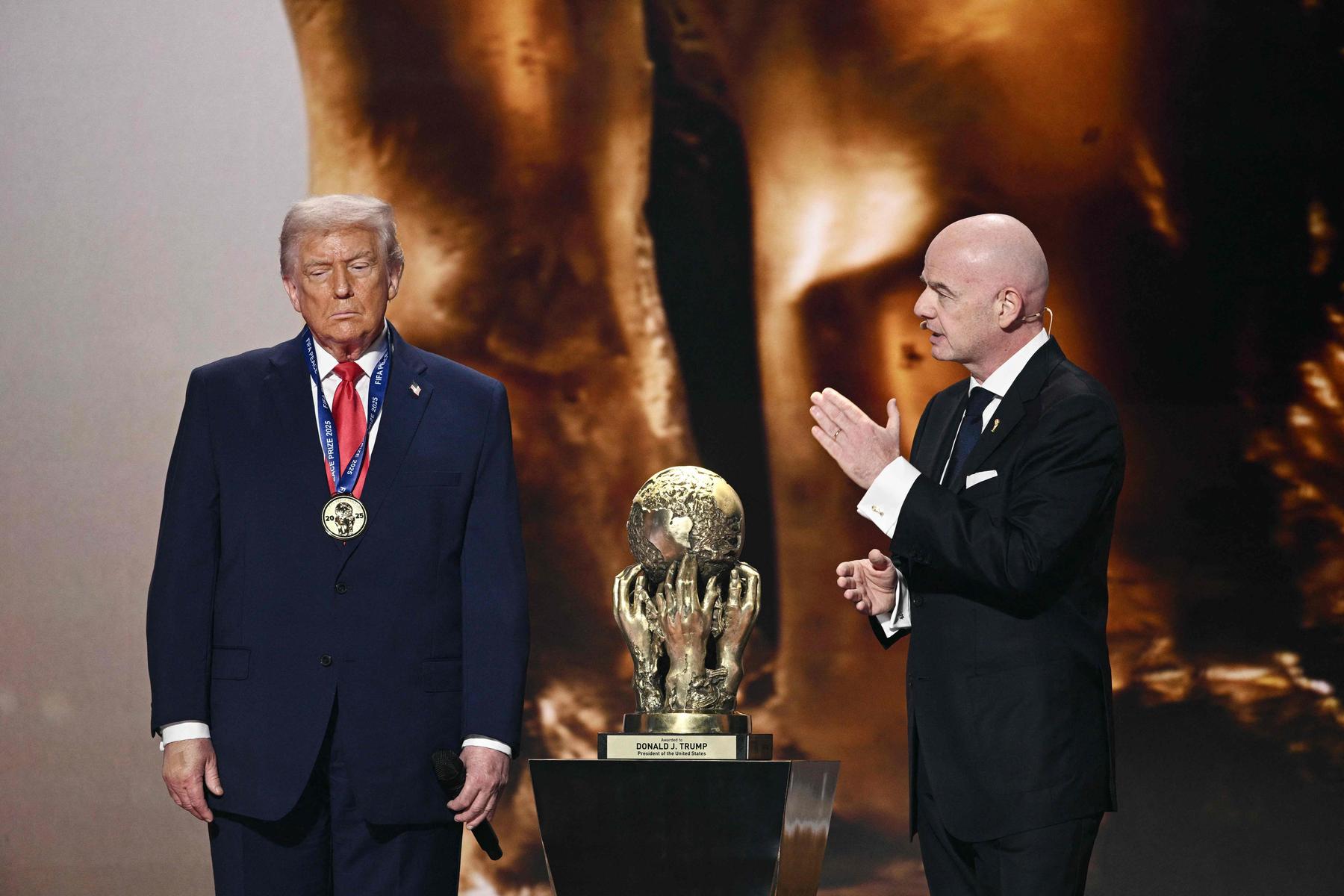 Bei WM-Auslosung: Donald Trump erhält Friedenspreis der FIFA