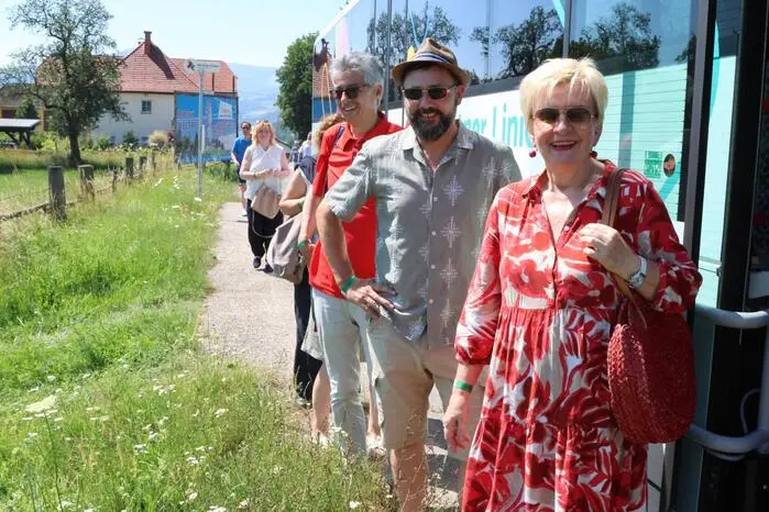 Gut angenommen wurde auch der Weinbus, mit welchem die teilnehmenden Weingüter angefahren wurden und so die Tour zu einem unkomplizierten Erlebnis – ganz ohne Autofahren - machten. So warteten an jeder Station charakterstarke Weine, persönliche Gespräche mit den Winzern sowie regionale Schmankerl. 