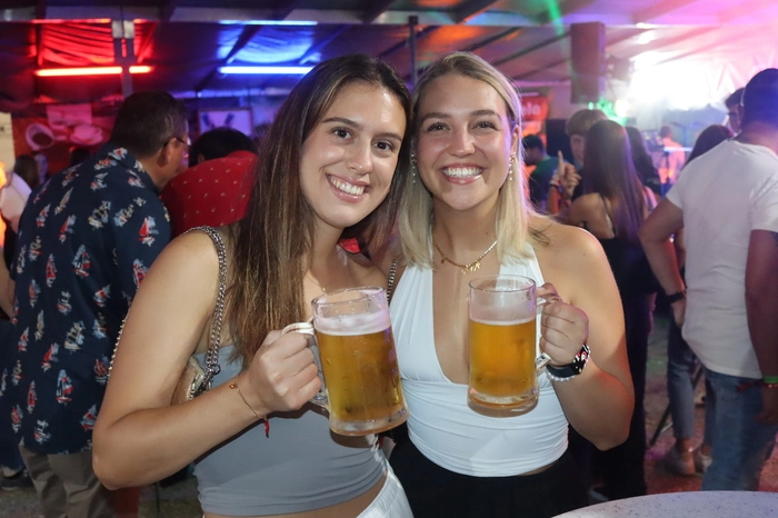 Zeltfest und ein zünftiges Getränk und gut gelaunte Gäste, das machte den Sommer so besonders.