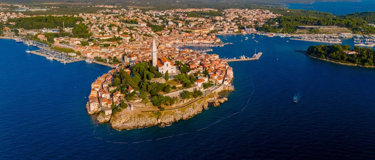 Kroatien (hier im Bild: Rovinj) ist ein populäres Urlaubsziel