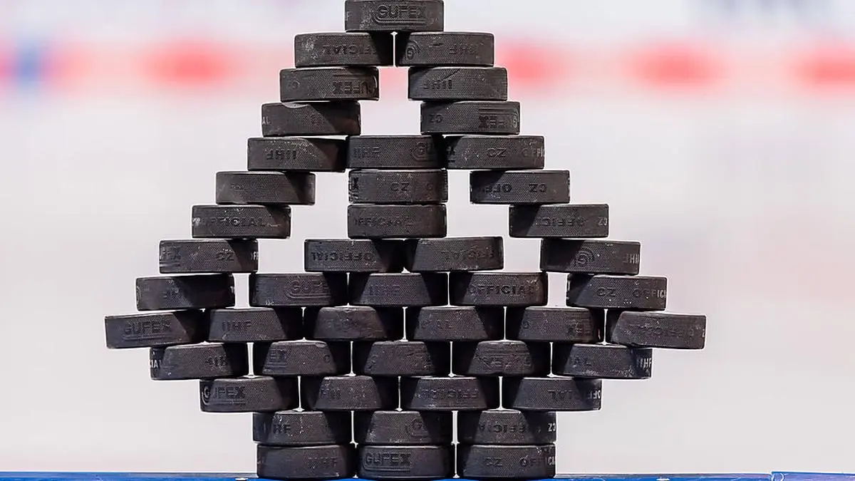 Die Pucks sind für das Warmup vorbereitet. EHC Red Bull Muenchen gegen Fischtown Pinguins Bremerhaven, Eishockey, DEL, 34. Spieltag, Saison 2021/2022, 23.12.2021. EHC Red Bull Muenchen gegen Fischtown Pinguins Bremerhaven, Eishockey, DEL, 34. Spieltag, Saison 2021/2022, 23.12.2021 Muenchen *** Pucks are set for warmup EHC Red Bull Muenchen vs Fischtown Pinguins Bremerhaven, Ice Hockey, DEL, 34 Spieltag, Saison 2021 2022, 23 12 2021 EHC Red Bull Muenchen vs Fischtown Pinguins Bremerhaven, Ice Hockey, DEL, 34 Spieltag, Saison 2021 2022, 23 12 2021 Muenchen Copyright: xEibnerxPressefotox/xHeikexFeinerx EP_HFR 