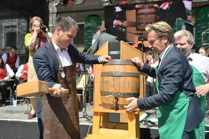 Bürgermeister Gerald Schmid und Landeshauptmann-Stellvertreter Michael Schickhofer beim Bieranstlch.