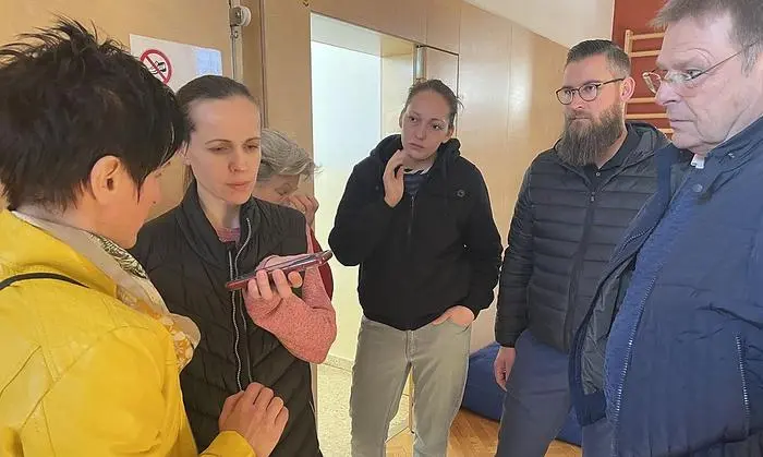 Unentbehrlich ist die Übersetzungs-App. Petra Weiß (links) mit Yana, Olga, Robert Reif und Alois Mayer