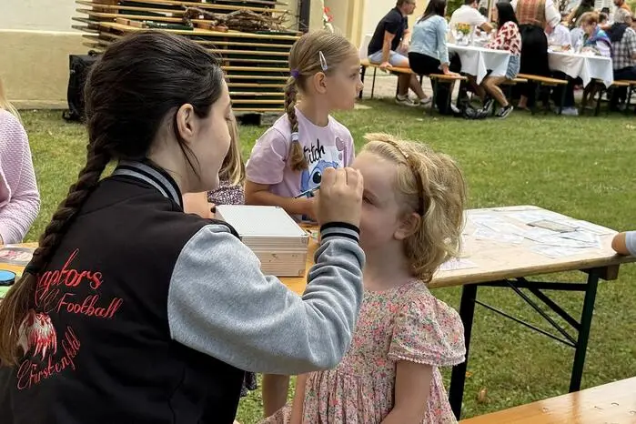 Für die kleinen Gäste gab es eine Hüpfburg und Kinderschminken.
