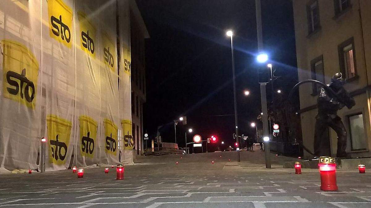 Mehrere Kerzen wurden am Abend vor Allerheiligen am Hans-Gasser-Platz aufgestellt