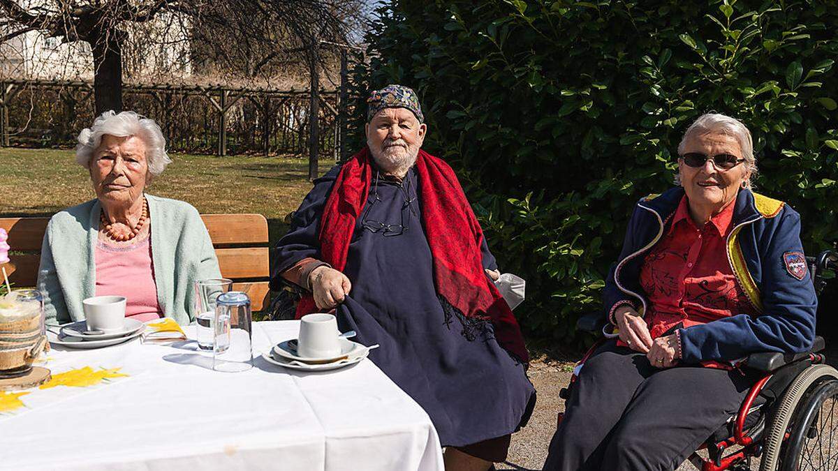 Geteilter Meinung über die Umbenennung: Gerti Pall, Erhard Koren und Eleonore Sorantin. Alle drei verbringen in der Max-Mell-Allee 16 ihren Lebensabend 