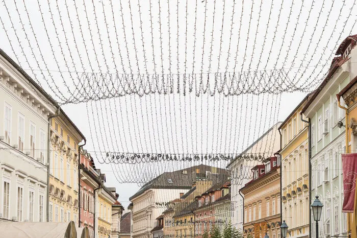 Auch die Weihnachtsbeleuchtung rund um den Alten Platz hängt bereits.