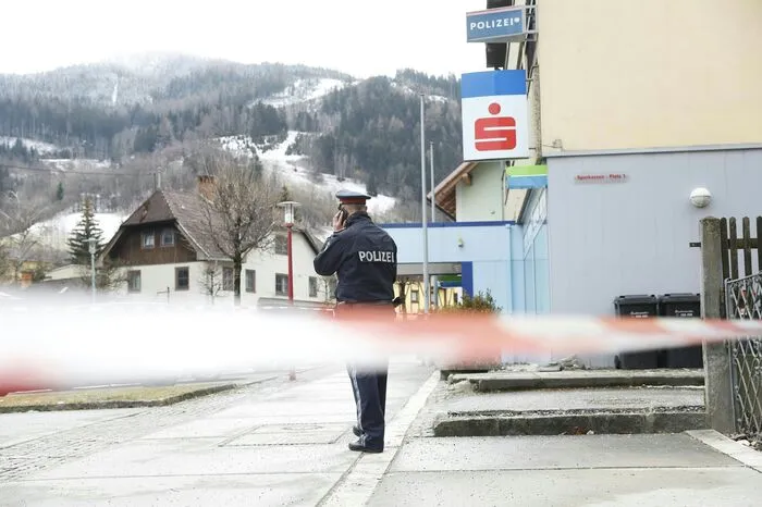 Offenbar war es bei einer Besprechung, es soll um einen möglichen Amtsmissbrauch gegangen sein, zu einem Streit gekommen sein.