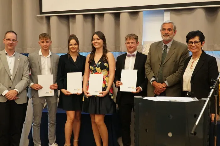 Für ihre vorwissenschaftliche Arbeit zum Thema "Auswirkungen des globalen Tourismus auf den Planeten" wurden Johannes Schmidt, Sophie Seiler, Christian Wiedner und Laura Tropper aus der 5 B ausgezeichnet.