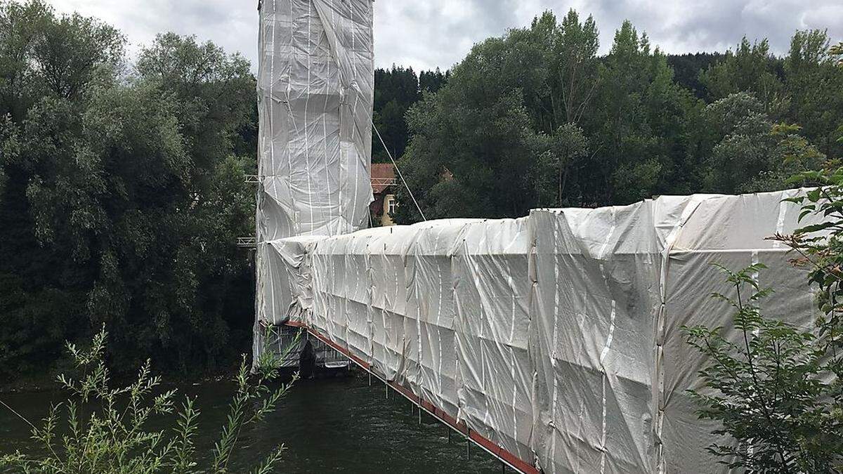 Die Hohenlimburgbrücke trägt jetzt einen weißen Mantel