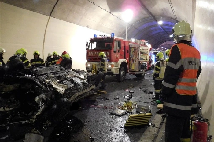 ... ein 47-Jähriger war mit seinem Fahrzeug gegen die Tunnelwand gekracht...