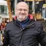 Hans Brückler vom Veldener Wochenmarkt muss seinen Kunden künftig erklären, warum die Produkte seiner Lieferanten, wie dem Sillehof, teilweise teurer werden