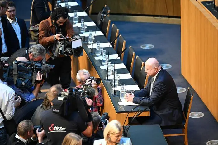 Platzmangel auf der Regierungsbank: Die bisherigen Stühle mussten für die 14 Ministerinnen bzw. Minister und sieben Staatssekretärinnen bzw. Staatssekretäre gegen schmälere ausgetauscht werden.