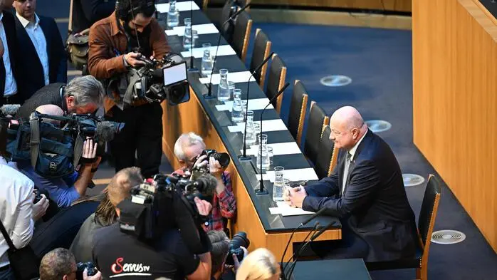 Platzmangel auf der Regierungsbank: Die bisherigen Stühle mussten für die 14 Ministerinnen bzw. Minister und sieben Staatssekretärinnen bzw. Staatssekretäre gegen schmälere ausgetauscht werden.