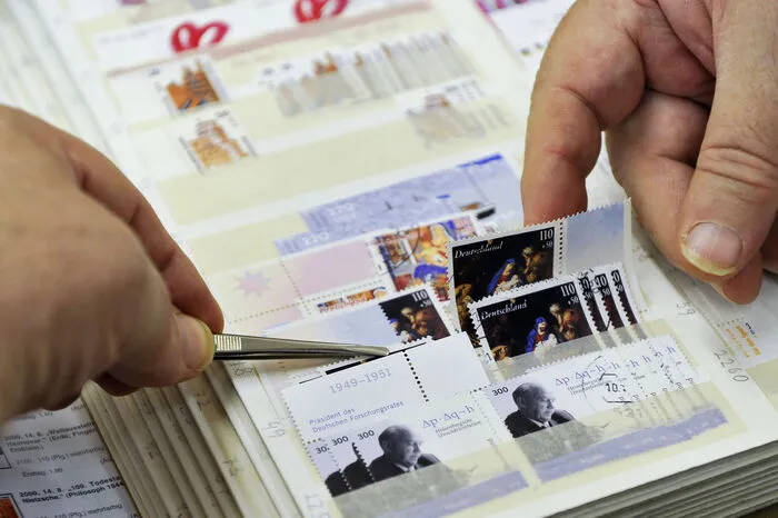 In Angola sind keine fremden Briefmarken erlaubt. Wer gerne Postkarten an seine Liebsten daheim verschicken möchte und zufällig noch eine Briefmarke in seiner Geldbörse hat, sollte in Angola besonders gut aufpassen und lieber eine Briefmarke aus dem lokalen Postamt kaufen. Denn landesfremde Briefmarken sind in Angola strengstens verboten. Der Grund für die Zollbestimmung: Aufgrund zahlreicher Fälschungen, hatte die heimische Post in der Vergangenheit große Einnahmen-Verluste.