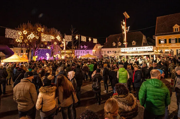 Scharen an begeisterten Fans holten sich Autogrammkarten mit persönlichen Widmungen.