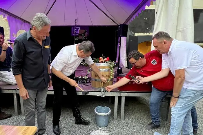 Zu elf verschiedenen Bierspezialitäten der drei Privatbrauereien Eders Bio Bier, Fürstenbräu und Nibelungengold gab es biertypische Speisen von Hallenwirtin Alisa Fürntratt. Stimmungsvolle Livemusik lud auch Landtagsabgeordneten Lukas Schnitzer oder Bürgermeisterkollege Herbert Spirk aus Bad Loipersdorf zum Mitklatschen und Mitschunkeln ein.