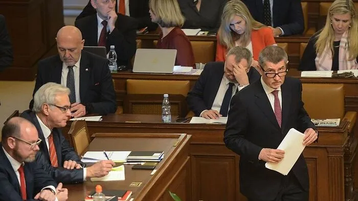 Babis (r.) im Parlament