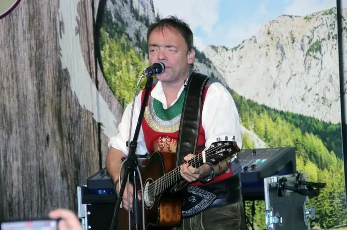Die beiden Brüder Martin und Andreas Brugger mit ihrem Cousin Franzjosef Höllwarth begeisterten ihr Publikum restlos. Markus Kern erntete mit seiner Ankündigung, die Ursprung Buam auch im kommenden Jahr in sein Landcafé zu bringen, tosenden Applaus.