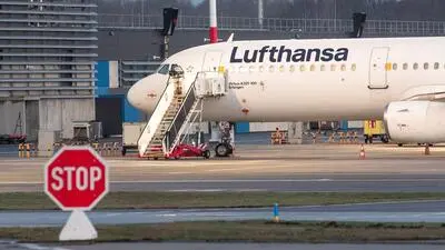 Ein Lufthansa-Flugzeug vom Typ Airbus A321-100 parkt am Morgen auf dem Hamburger Flughafen. | Ein Lufthansa-Flugzeug vom Typ Airbus A321-100 parkt am Morgen auf dem Hamburger Flughafen. Die Pilotengewerkschaft hat die Piloten der Lufthansa zu einem zweitägigen Streik aufgerufen