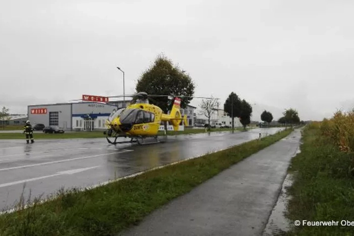 Sie erlitt schwere Verletzungen und musste mit dem Notarzthubschrauber ins Spital geflogen werden.