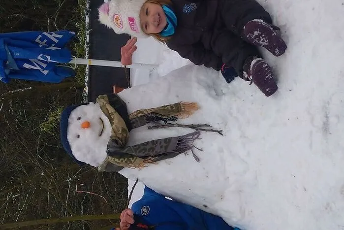 Kevin und Melanie Raidl aus Fehring haben einen neuen Spielgefährten: einen Schneemann.