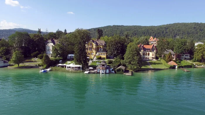 Der Attersee in der Region Salzkammergut in Oberösterreich hat einiges zu bieten. Neben Plantschen im klaren, türkisblauen Wasser ist auch eine Wanderung rund um den See wärmstens zu empfehlen.