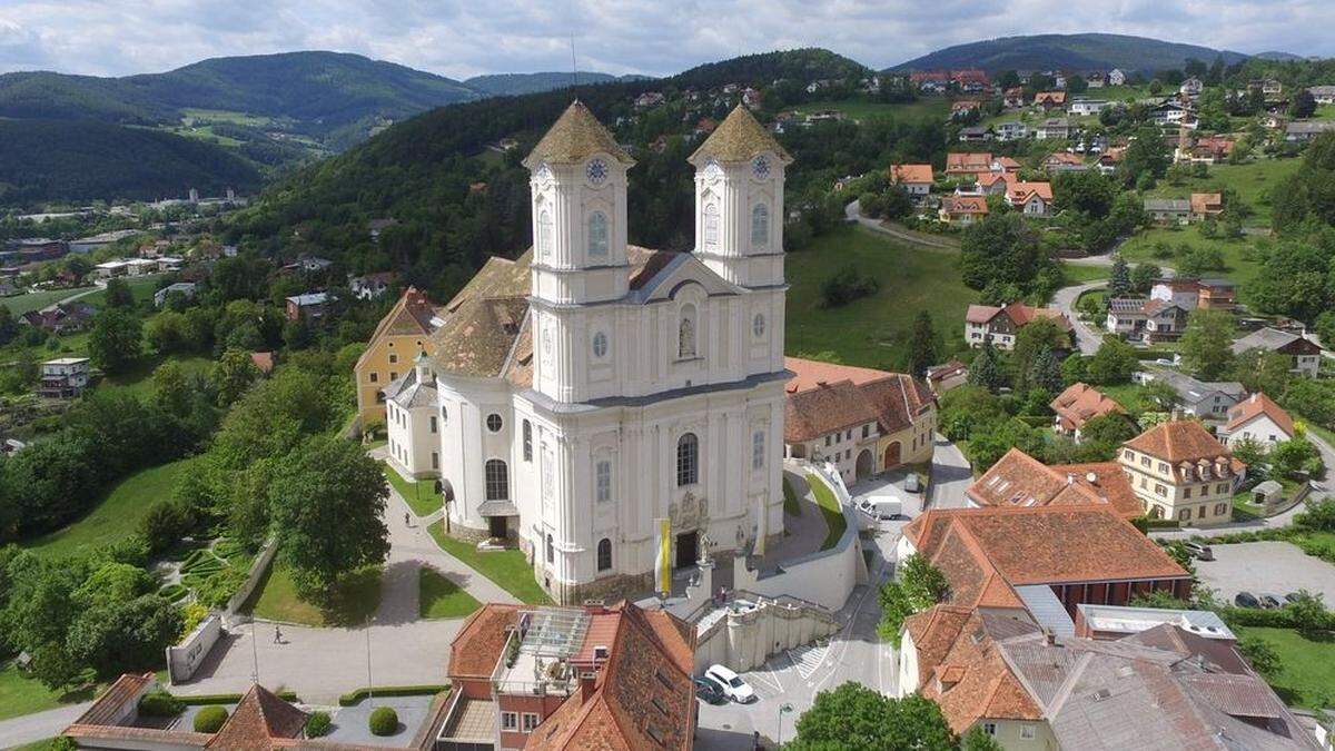 Die Basilika am Weizberg ist nachts mucksmäuschenstill