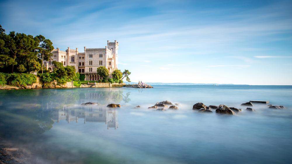 Schloss Miramare liegt an der Bucht von Grignano