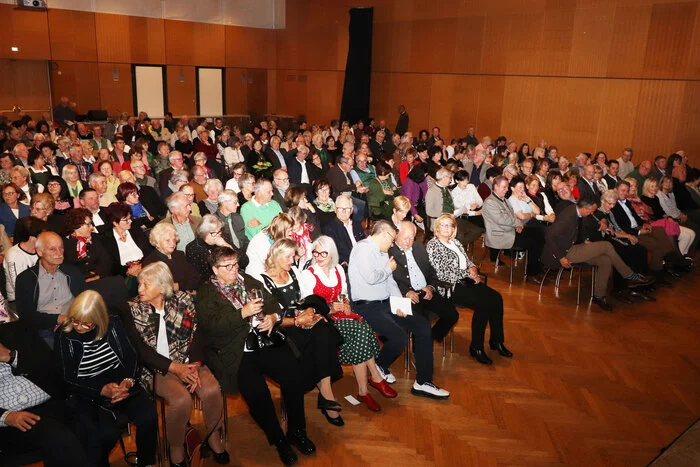 Über 500 BesucherInnen kamen in den Stadtsaal zum „Fest der Stimmen"“