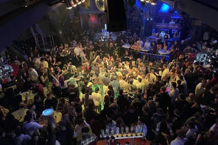 underte (junge) Menschen nutzen die erste Chance und feierten bis in die Morgenstunden im Excalibur in Greinbach bei Hartberg. 