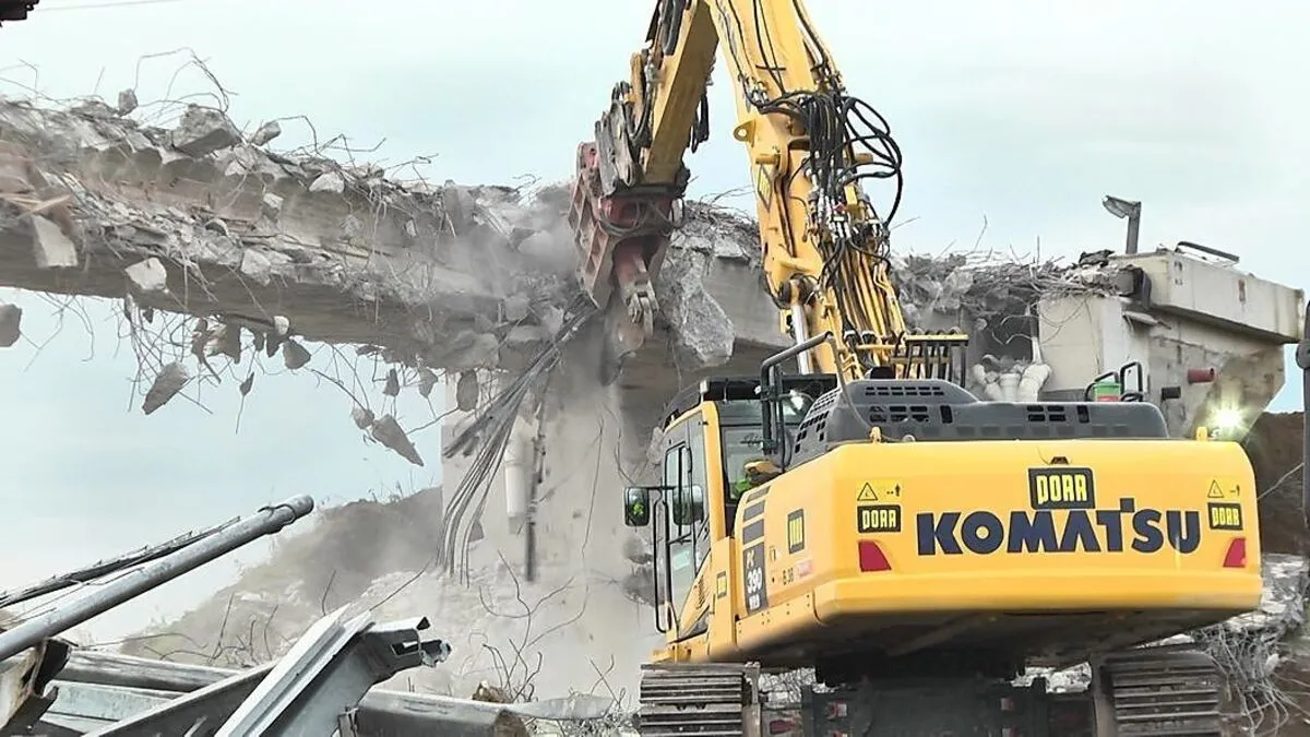 Innerhalb von 55 Stunden wird die Pulverturmbrücke abgerissen und abgetragen