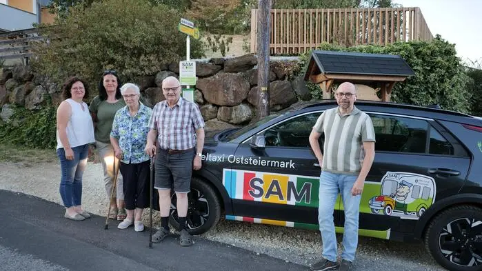 Betroffene rund um Lisi Jeitler (2.v.l) wissen bald nicht mehr, wie sie die nahezu täglichen Fahrten ins Menda organisieren sollen. SAM-Fahrer Martin Biro (rechts) bangt um seinen Job