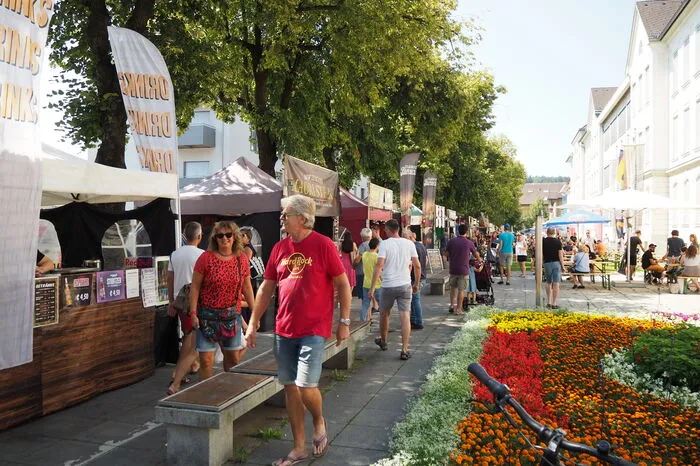 Bereits am Samstag zu Beginn des Festivals herrschte großer Andrang bei den verschiedenen Ständen. Hierbei sind die Besucherinnen und Besucher jedoch angehalten, entsprechenden Abstand zu halten und die aufgestellten Hygiene-Stationen zu nutzen.